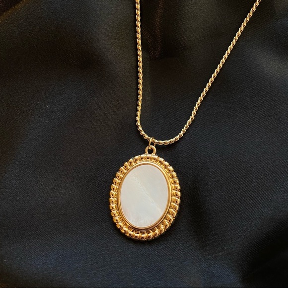 Mother Pearl Pendant Necklace Gold Chain - Picture 3 of 12